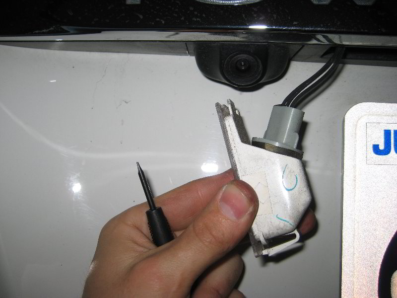 Chrysler-Town-and-Country-License-Plate-Light-Bulbs-Replacement-Guide-004