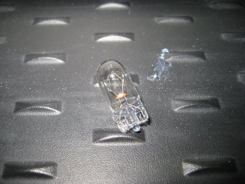 Chrysler-Town-and-Country-License-Plate-Light-Bulbs-Replacement-Guide-007