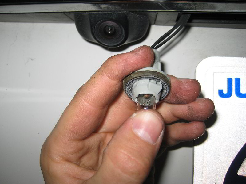 ChryslerTownandCountryLicensePlateLightBulbsReplacementGuide008