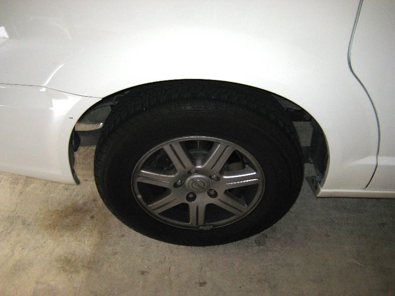 Chrysler-Town-and-Country-Rear-Brake-Pads-Replacement-Guide-001