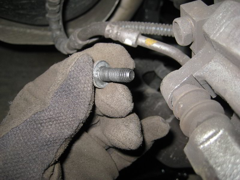 Chrysler-Town-and-Country-Rear-Brake-Pads-Replacement-Guide-010