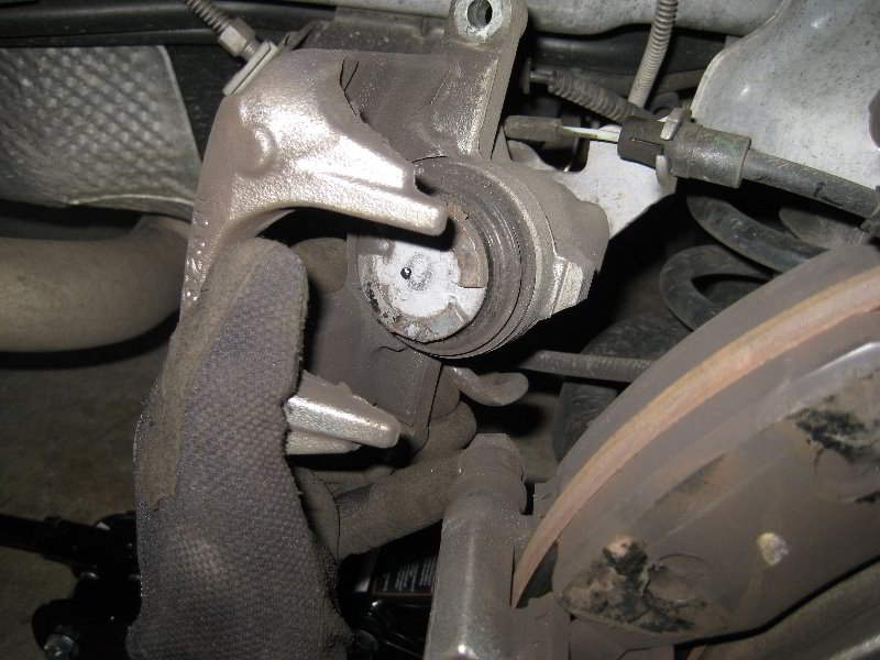 Chrysler-Town-and-Country-Rear-Brake-Pads-Replacement-Guide-012