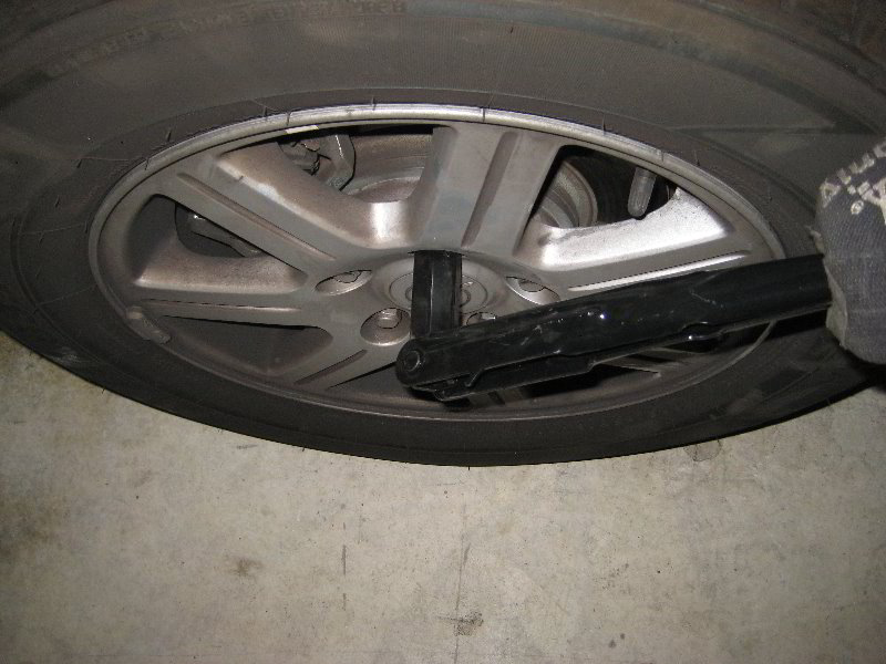 Chrysler-Town-and-Country-Rear-Brake-Pads-Replacement-Guide-036