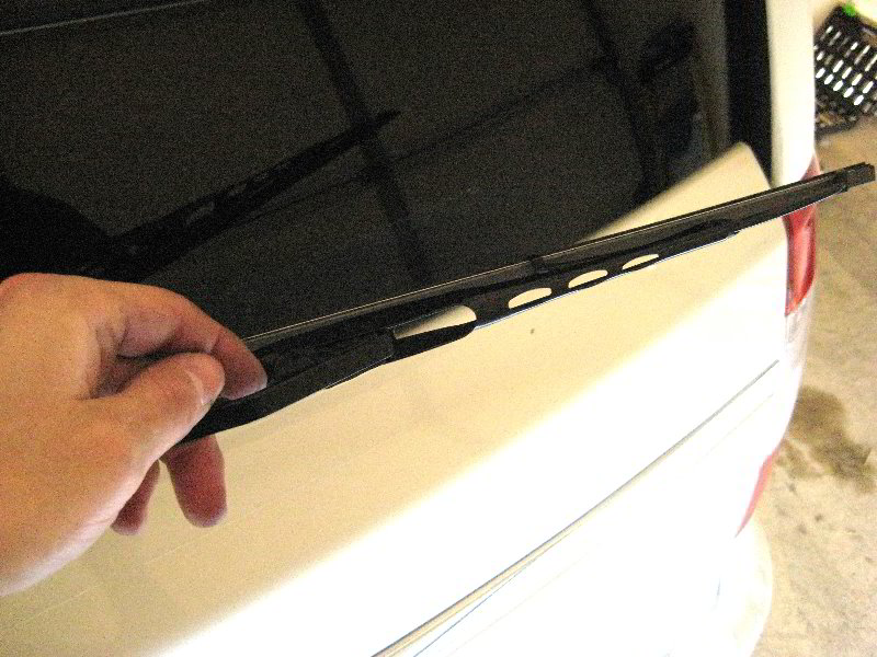 ChryslerTownandCountryRearWindowWiperBladeReplacementGuide002