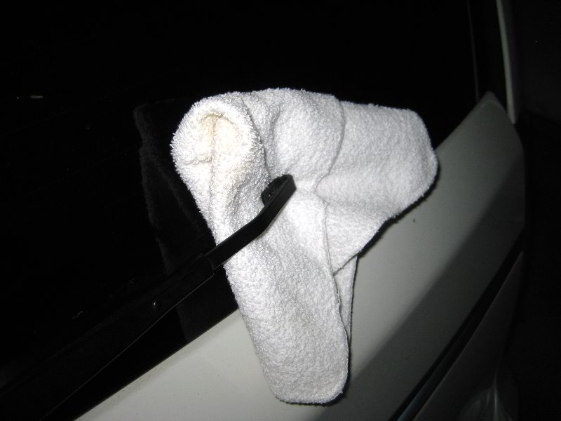 Chrysler-Town-and-Country-Rear-Window-Wiper-Blade-Replacement-Guide-006