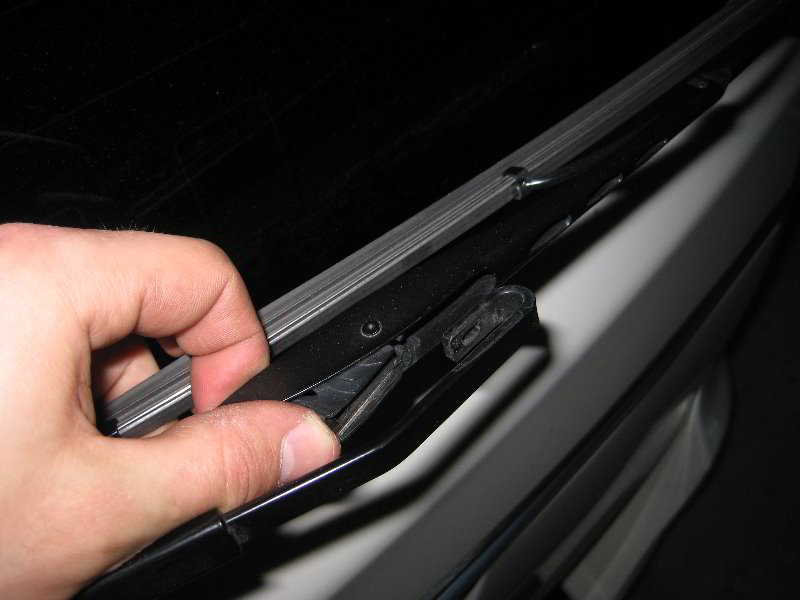 ChryslerTownandCountryRearWindowWiperBladeReplacementGuide007