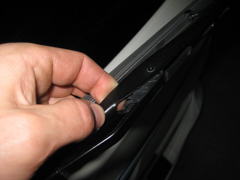 Chrysler-Town-and-Country-Rear-Window-Wiper-Blade-Replacement-Guide-008