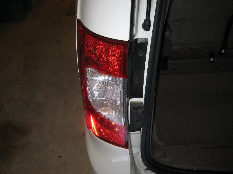 Chrysler-Town-and-Country-Tail-Light-Bulbs-Replacement-Guide-002