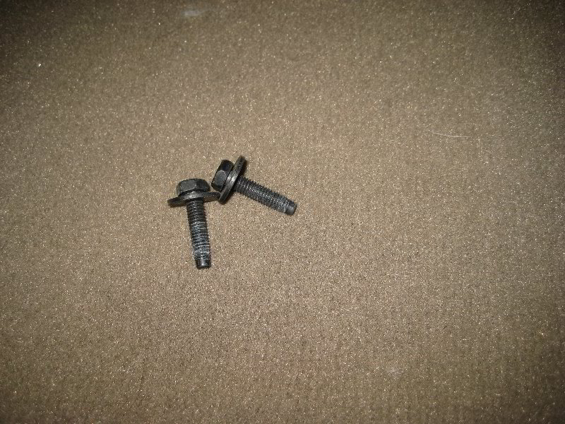 Chrysler-Town-and-Country-Tail-Light-Bulbs-Replacement-Guide-006