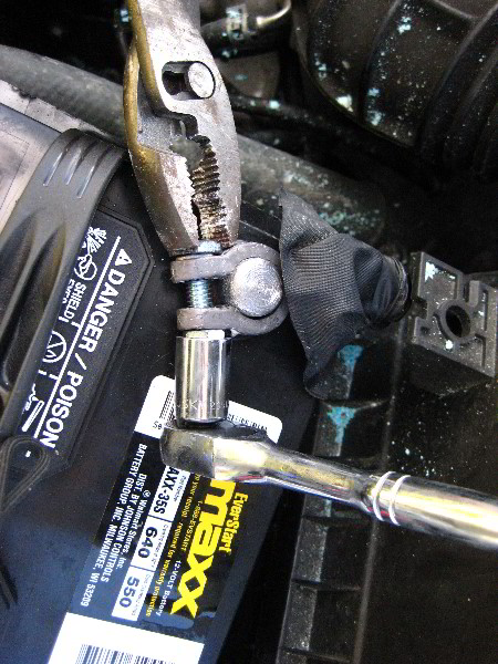 Corroded-Car-Battery-Terminal-Replacement-Guide-021