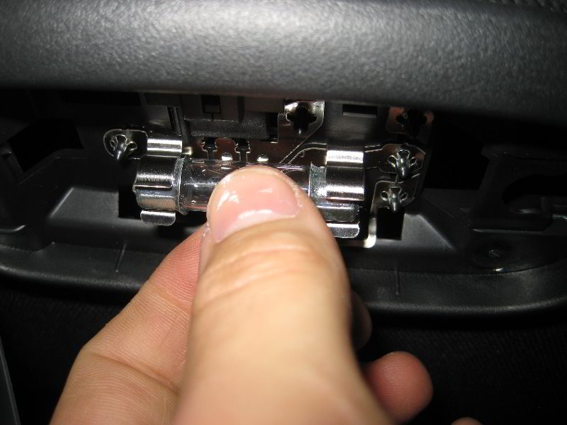 Dodge-Avenger-Dome-Light-Bulb-Replacement-Guide-005