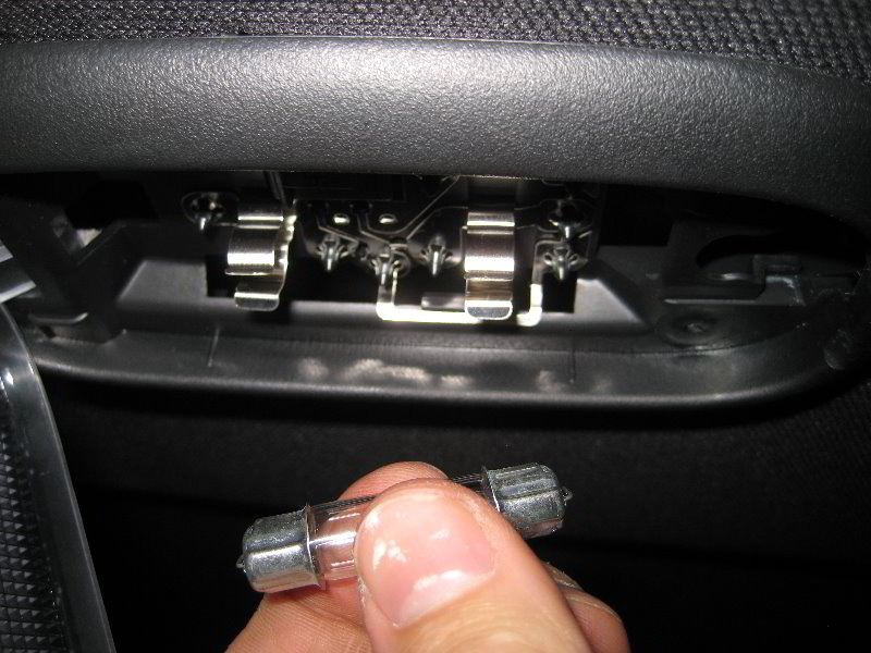 Dodge-Avenger-Dome-Light-Bulb-Replacement-Guide-006