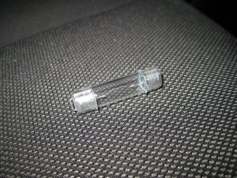 Dodge-Avenger-Dome-Light-Bulb-Replacement-Guide-007