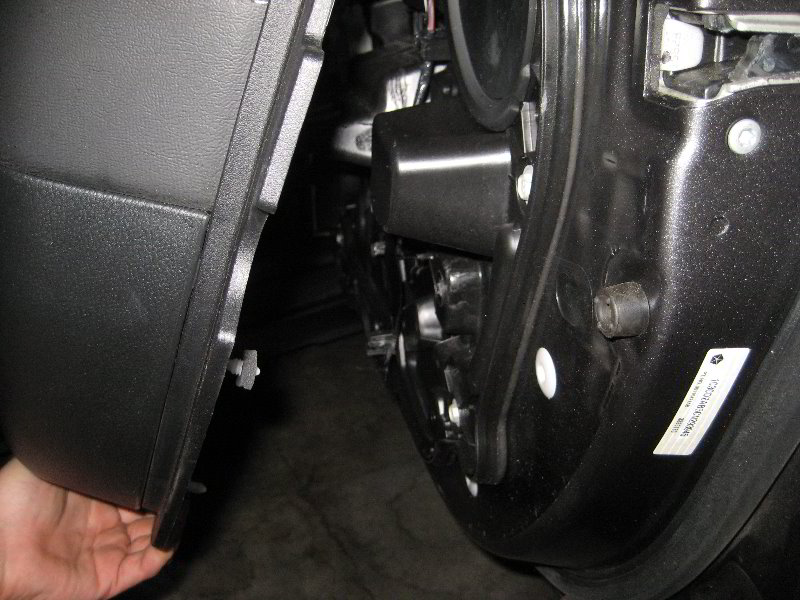 Dodge-Avenger-Interior-Door-Panel-Removal-Guide-018