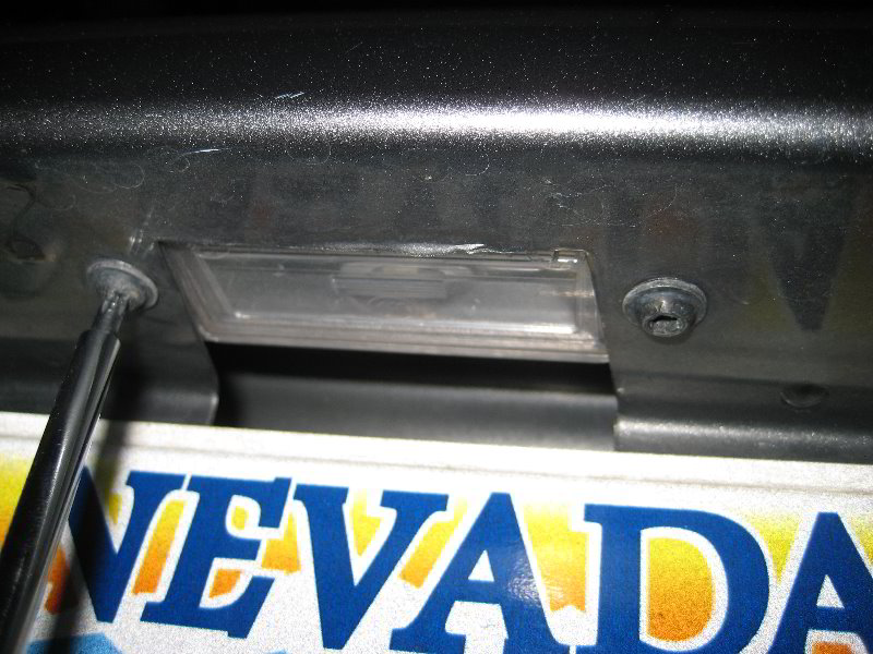 DodgeAvengerLicensePlateLightBulbReplacementGuide003