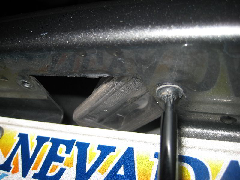 DodgeAvengerLicensePlateLightBulbReplacementGuide004