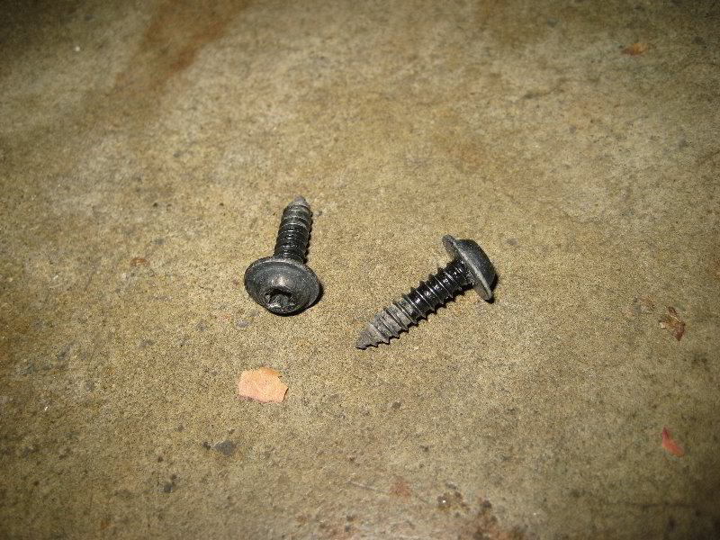 DodgeAvengerLicensePlateLightBulbReplacementGuide005