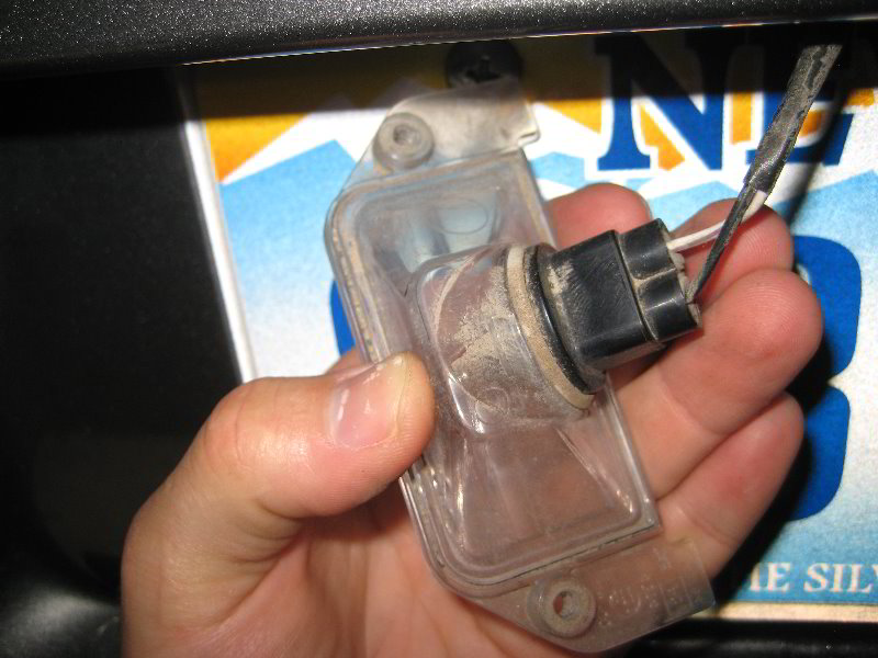 DodgeAvengerLicensePlateLightBulbReplacementGuide013