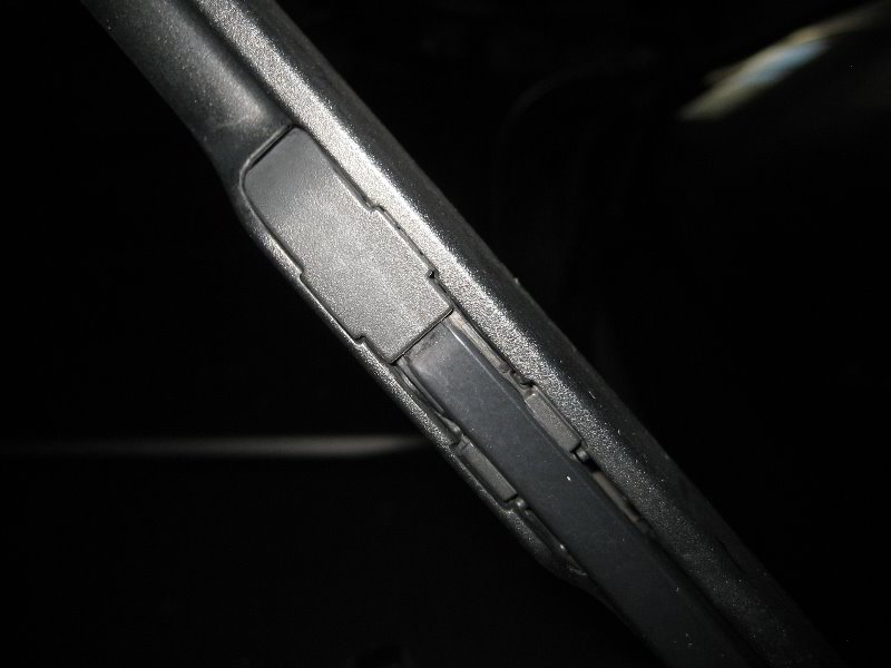 DodgeAvengerWindshieldWiperBladesReplacementGuide003
