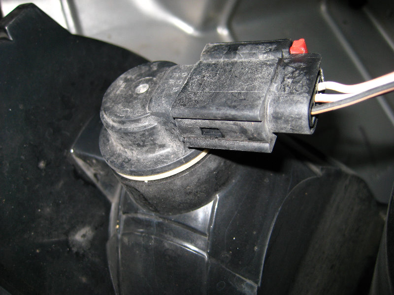 DodgeCaravanHeadlightBulbsReplacementGuide011