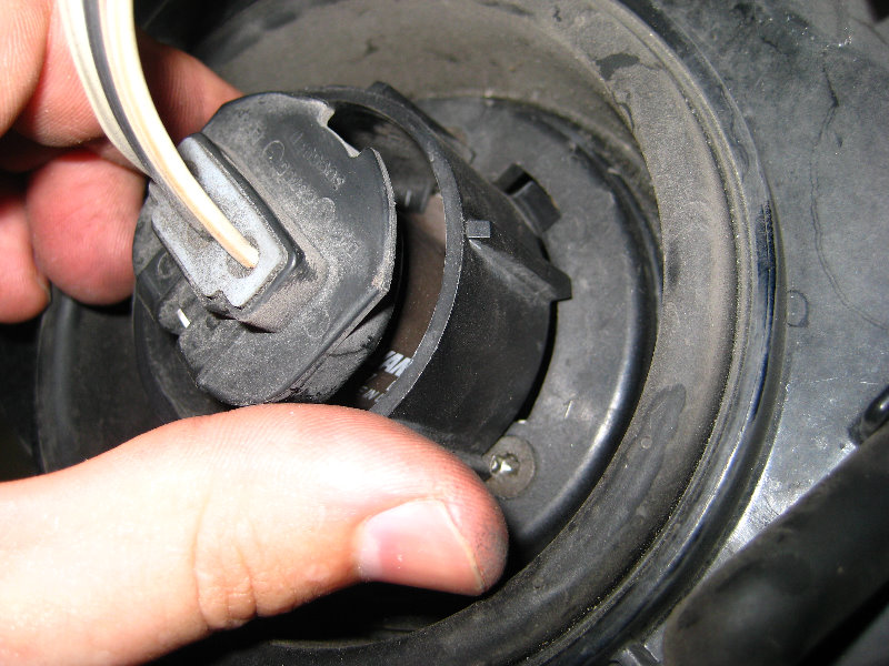 DodgeCaravanHeadlightBulbsReplacementGuide021