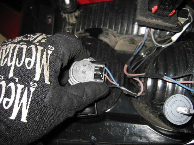 Dodge-Charger-Tail-Light-Bulbs-Replacement-Guide-008