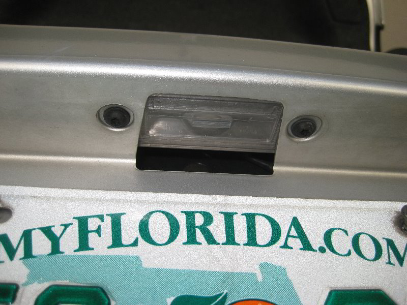 DodgeDartLicensePlateLightBulbReplacementGuide002