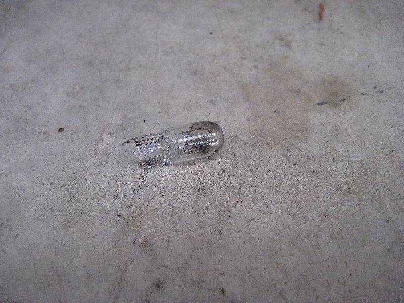 DodgeDartLicensePlateLightBulbReplacementGuide012