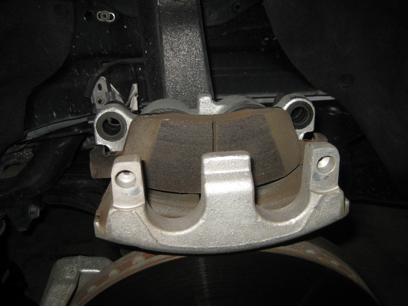DodgeDurangoFrontDiscBrakePadsReplacementGuide022