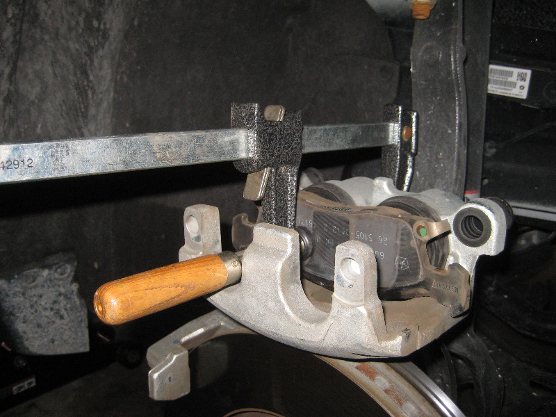 Dodge-Durango-Front-Disc-Brake-Pads-Replacement-Guide-025