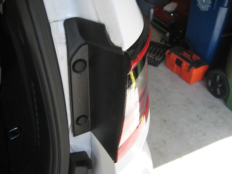 Dodge-Durango-Reverse-Tail-Light-Bulbs-Replacement-Guide-002