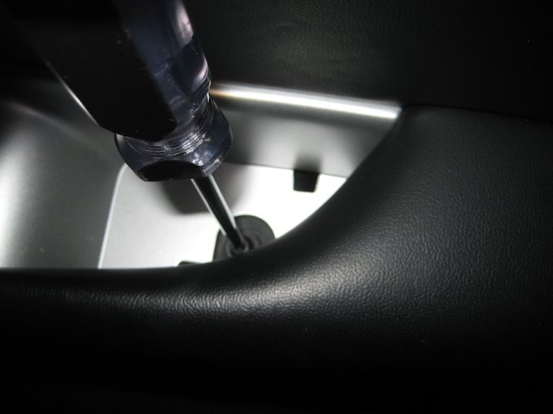 Dodge-Journey-Interior-Door-Panel-Removal-Guide-040