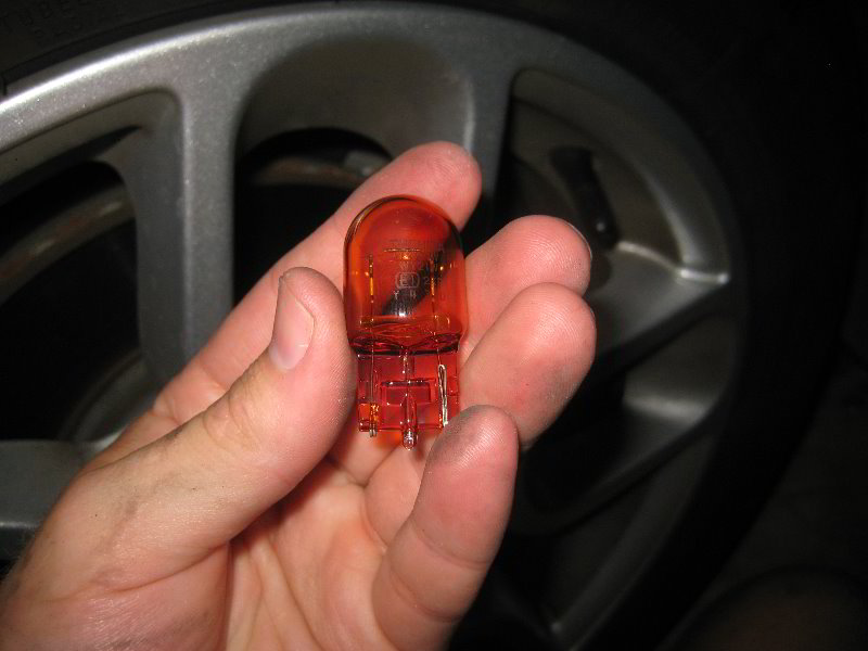 Fiat-500-Front-Turn-Signal-DRL-Light-Bulbs-Replacement-Guide-011