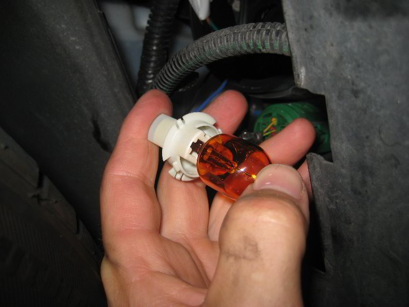 Fiat-500-Front-Turn-Signal-DRL-Light-Bulbs-Replacement-Guide-012