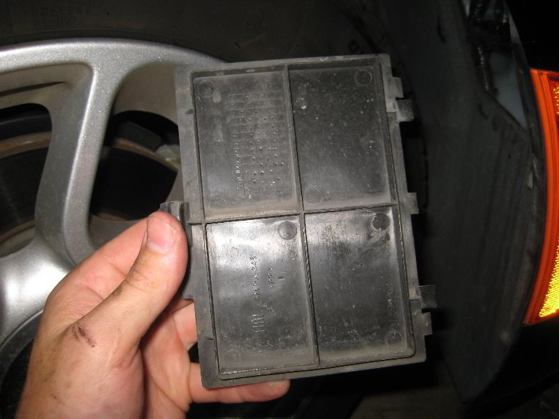 Fiat-500-Front-Turn-Signal-DRL-Light-Bulbs-Replacement-Guide-020