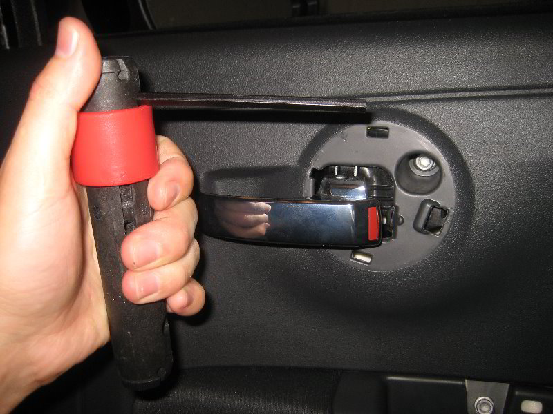 Fiat-500-Interior-Door-Panel-Removal-Guide-014