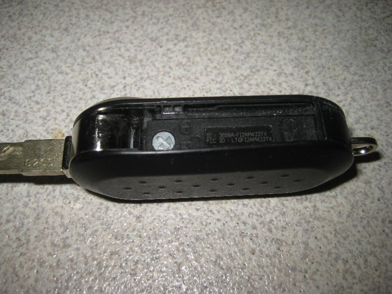 Fiat-500-Key-Fob-Battery-Replacement-Guide-016