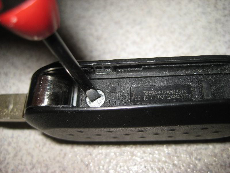 Fiat-500-Key-Fob-Battery-Replacement-Guide-017