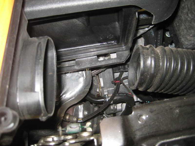 Fiat-500-MultiAir-I4-Engine-Air-Filter-Replacement-Guide-009