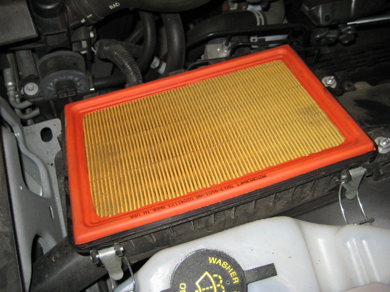 Ford-Crown-Victoria-Engine-Air-Filter-Cleaning-Replacement-Guide-009