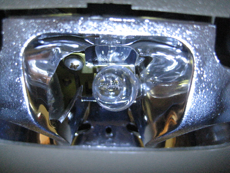 Ford-Crown-Victoria-Overhead-Dome-Light-Bulbs-Replacement-Guide-005