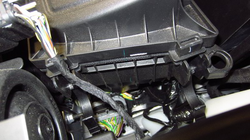 Ford-EcoSport-Engine-Air-Filter-Replacement-Guide-005