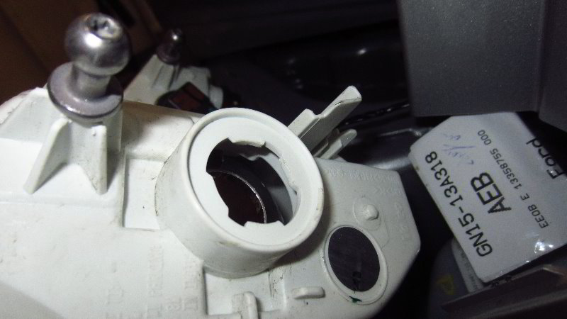 Ford-EcoSport-Front-Turn-Signal-Light-Bulbs-Replacement-Guide-017