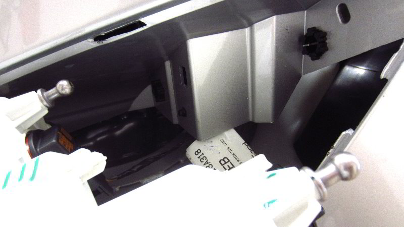 Ford-EcoSport-Front-Turn-Signal-Light-Bulbs-Replacement-Guide-021