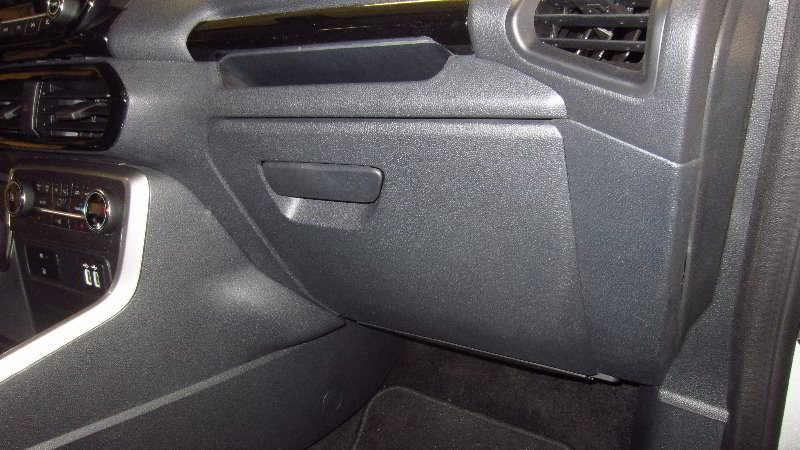 Ford-EcoSport-Glove-Box-Light-Bulb-Replacement-Guide-001