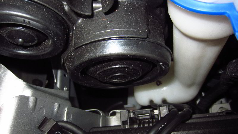 Ford-EcoSport-Headlight-Bulbs-Replacement-Guide-002