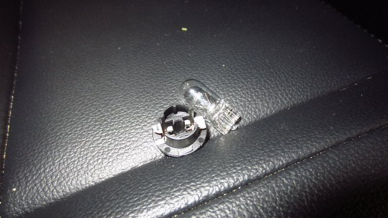 Ford-EcoSport-Rear-Dome-Light-Bulb-Replacement-Guide-008