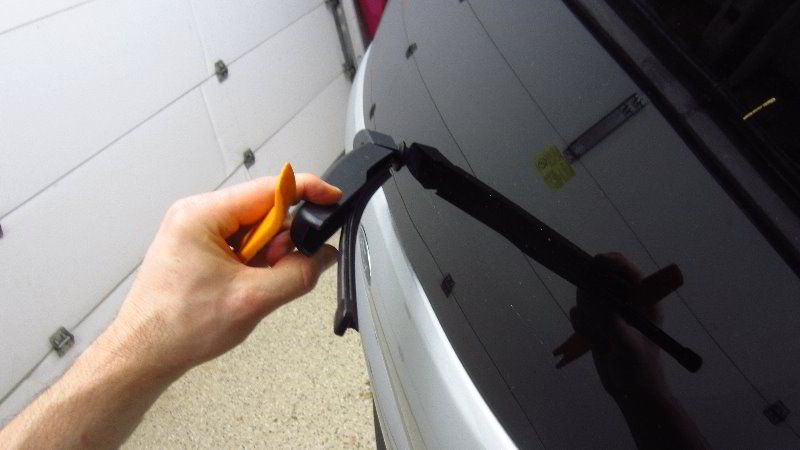 Ford-EcoSport-Rear-Wiper-Blade-Replacement-Guide-002