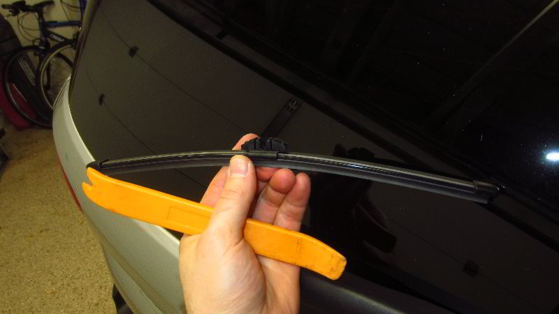 Ford-EcoSport-Rear-Wiper-Blade-Replacement-Guide-007