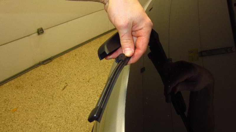 Ford-EcoSport-Rear-Wiper-Blade-Replacement-Guide-010